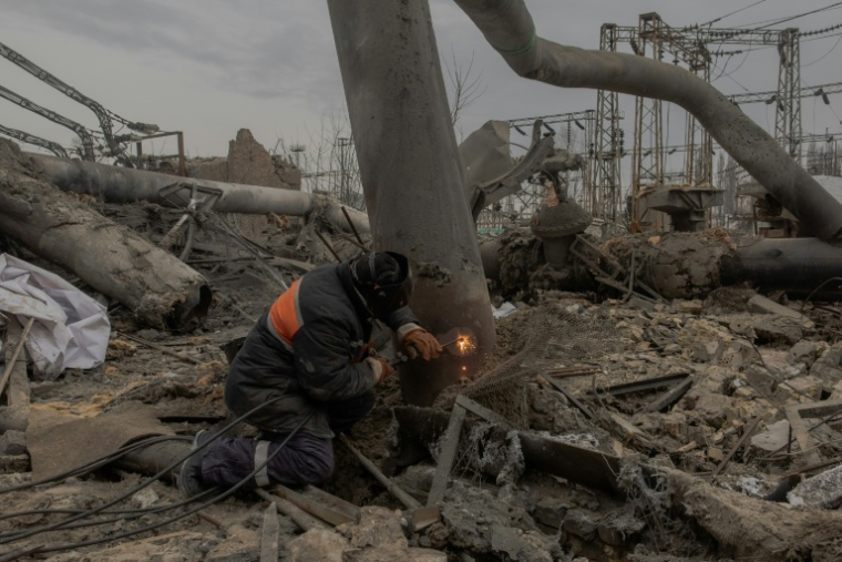 Dans une centrale thermique détruite par un bombardemenr russe à Kiev, le 4 février 2026 ( AFP / Roman PILIPEY )