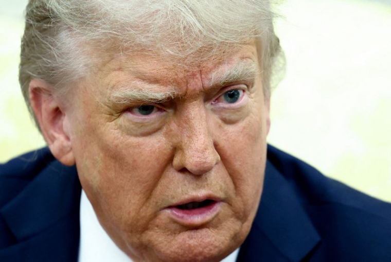 Le président américain Donald Trump assiste à une réunion avec le chancelier allemand Friedrich Merz (non visible) à la Maison Blanche
