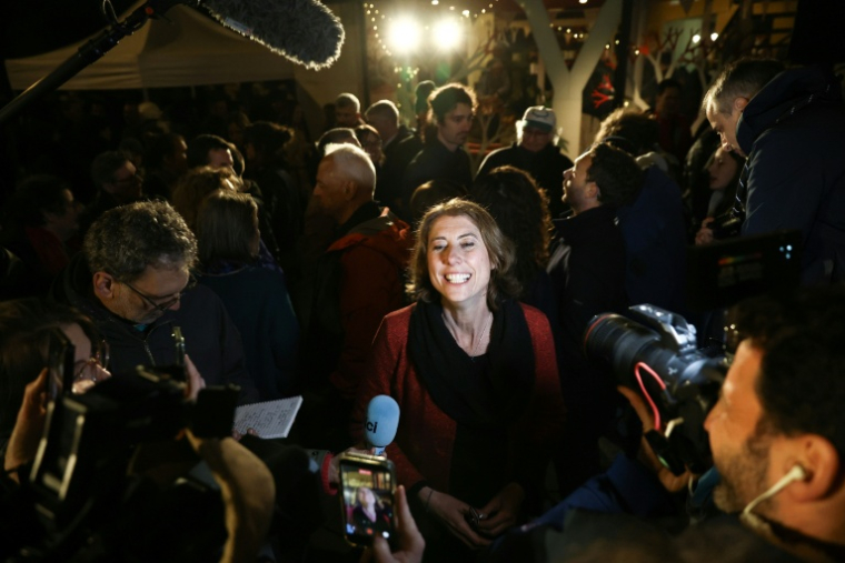 Laurence Ruffin (c), candidate de l'alliance de gauche et écologiste à la mairie de Grenoble, célèbre avec ses partisans sa victoire au 2e tour des municipales à Grenoble, le 22 mars 2026 en Isère ( AFP / Maxime Gruss )