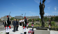 Le président français Emmanuel Macron, aux côtés de Charles Dreyfus, face à la statue du capitaine Alfred Dreyfus, à Paris, le 12 juillet 2026 ( POOL / Thomas SAMSON )