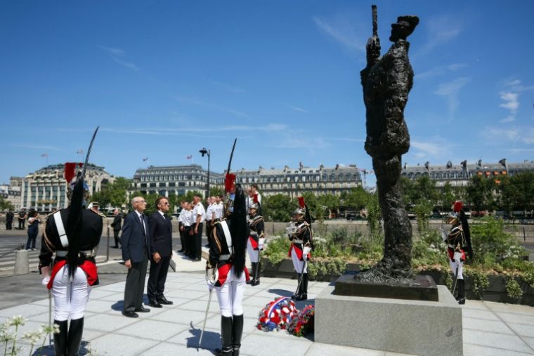 Le président français Emmanuel Macron, aux côtés de Charles Dreyfus, face à la statue du capitaine Alfred Dreyfus, à Paris, le 12 juillet 2026 ( POOL / Thomas SAMSON )