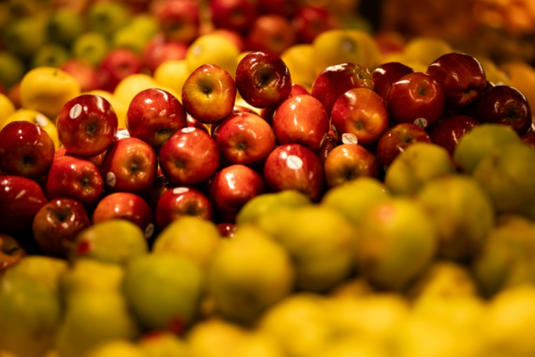 En Europe, de multiples produits agricoles sont traités avec l'acétamipride: miel, prunes, produits de maraîchage, pommes, poires, betteraves, noisettes... ( AFP / JOEL SAGET )