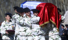 Des soldats des chasseurs alpins portent le cercueil du major Arnaud Frion, tué au Kurdistan irakien, lors d'un hommage national à Varces, le 17 mars 2026 ( AFP / Alex MARTIN )