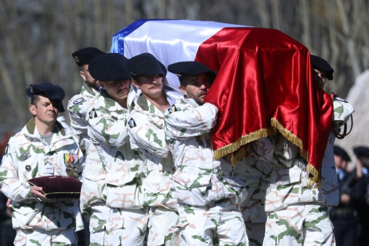 Des soldats des chasseurs alpins portent le cercueil du major Arnaud Frion, tué au Kurdistan irakien, lors d'un hommage national à Varces, le 17 mars 2026 ( AFP / Alex MARTIN )
