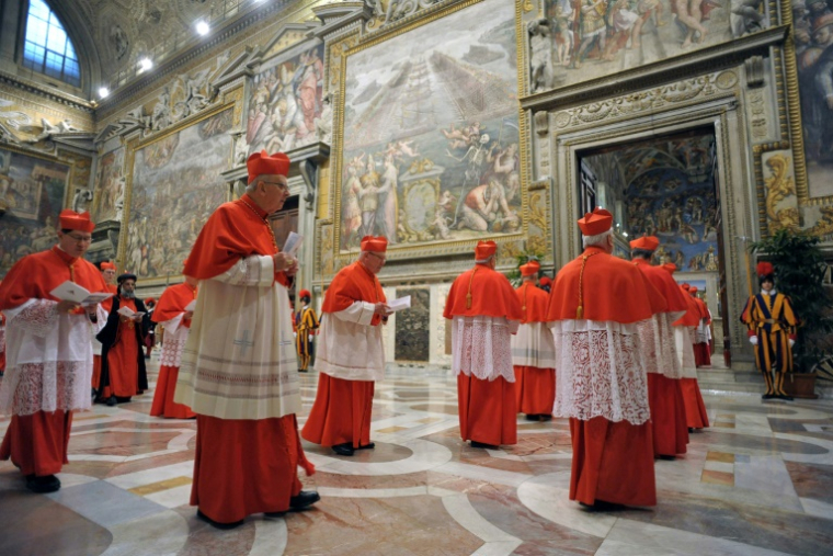 Photo diffusée par le service de presse montrant des cardinaux entrant dans la Chapelle Sixtine avant le début du conclave au Vatican, le 12 mars 2013 ( OSSERVATORE ROMANO / - )