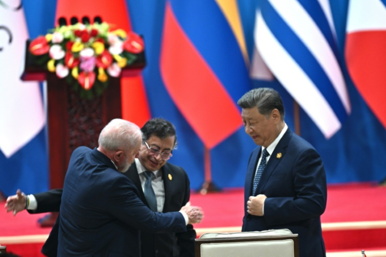 Le président chinois Xi Jiping (d) et ses homologues colombien Gustavo Petro (c) et brésilien Luis Inacio da Silva lors de la cérémonie d'ouverture de la 4e réunion ministérielle du Forum Chine-Communauté des États d'Amérique latine et des Caraïbes (Celac) à Pékin, le 13 mai 2025 ( AFP / Pedro Pardo )