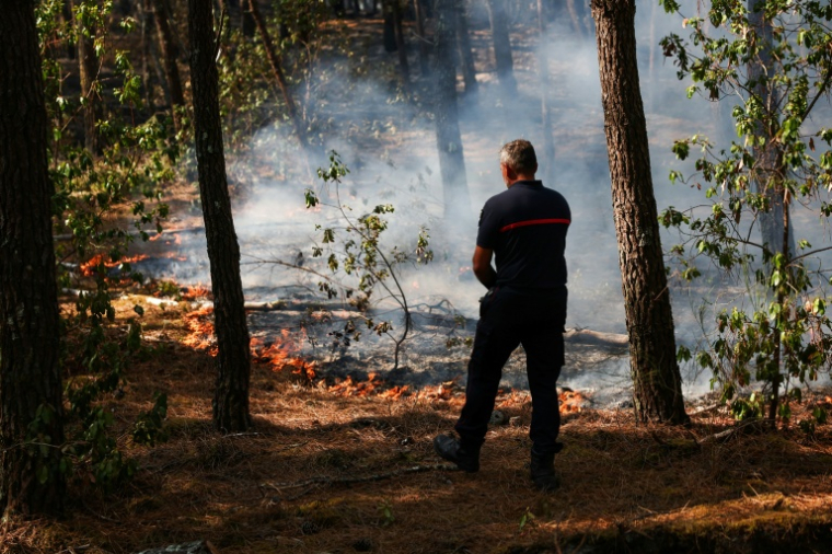 Un pompier surveille un feu à Lège-Cap-Ferret, le 29 juillet 2026. ( AFP / ROMAIN PERROCHEAU )