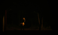 Une prostituée attend un client dans une rue du Bois de Boulogne, le 30 mars 2024 à Paris ( AFP / JULIEN DE ROSA )