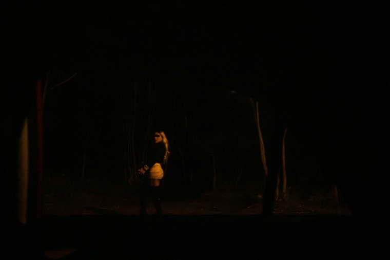 Une prostituée attend un client dans une rue du Bois de Boulogne, le 30 mars 2024 à Paris ( AFP / JULIEN DE ROSA )