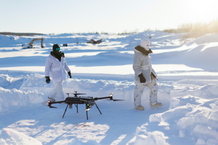 Des militaires canadiens testent leurs drones dans l'Arctique près d'Inuvik, le 27 février 2025. ( AFP / Cole BURSTON )