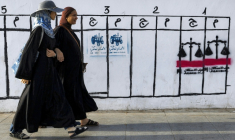 Des personnes passent devant des symboles utilisés par différents partis lors des élections législatives marocaines, à Rabat, le 14 septembre 2026 ( AFP / Abdel Majid BZIOUAT )