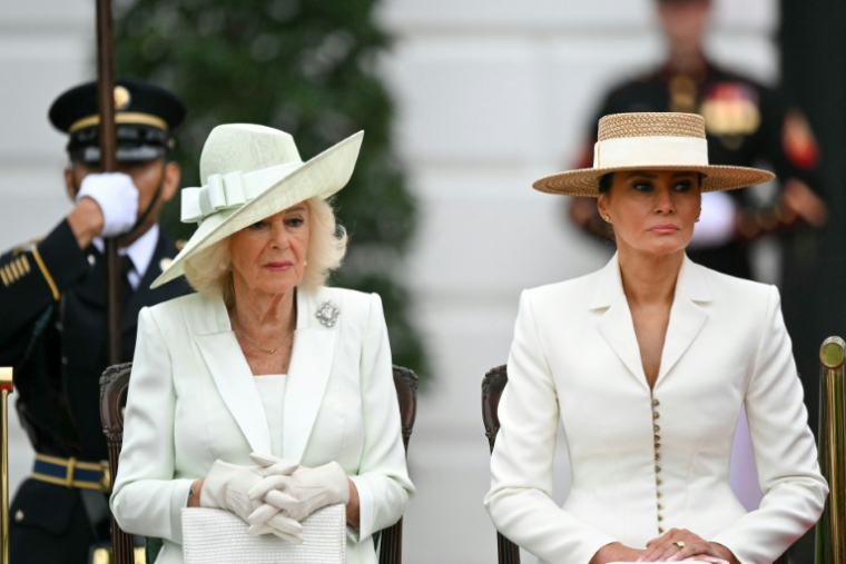 La Première dame Melania Trump (d) et la reine Camilla assistent à une cérémonie d'accueil sur la pelouse sud de la Maison Blanche à Washington, le 28 avril 2026 ( AFP / Mandel NGAN )