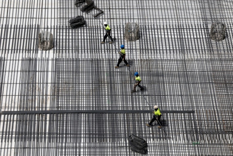 Des ouvriers sur un chantier de construction à Madrid, le 22 juin 2026 lors d'une vague de chaleur en Espagne ( AFP / OSCAR DEL POZO )