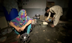 Maryam Suleman et son fils Ahmed Raza, tous deux non inscrits à l'état-civil, dans leur maison à Karachi, le 19 juin 2025 au Pakistan ( AFP / Rizwan TABASSUM )