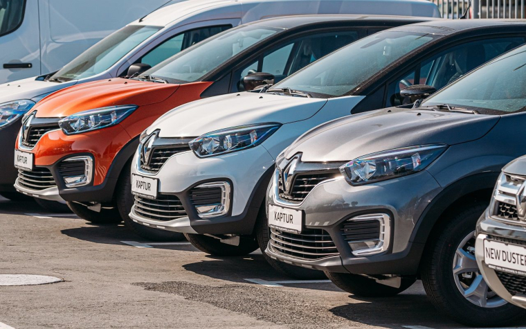 Des modèles Renault dans une concession de la marque (crédit photo : Adobe Stock / )