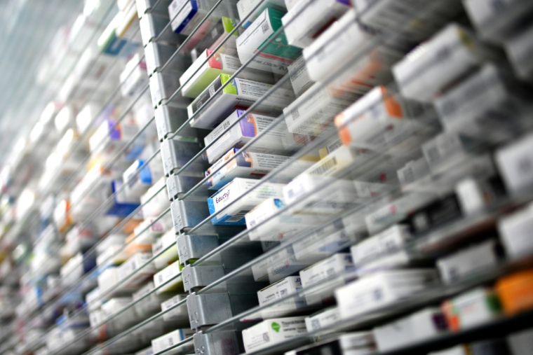 Des médicaments dans une pharmacie à Paris, le 19 octobre 2022 ( AFP / Christophe ARCHAMBAULT )