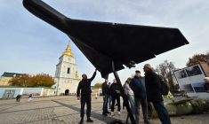 Un drone Shahed 136, présenté lors d'une exposition de matériel russe détruit, à Kiev, en décembre 2025 ( AFP / SERGEI SUPINSKY )