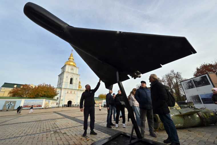 Un drone Shahed 136, présenté lors d'une exposition de matériel russe détruit, à Kiev, en décembre 2025 ( AFP / SERGEI SUPINSKY )