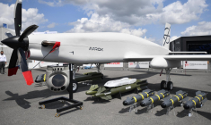 L'Aarok, de la catégorie de drones MALE (Moyenne altitude longue portée) , doit encore valider les tests en vol ( AFP / JULIEN DE ROSA )