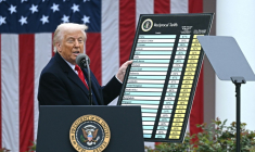 Le président américain Donald Trump annonce des droits de douane réciproques à la Maison Blanche, à Washington, aux Etats-Unis, le 2 avril 2025 ( AFP / Brendan SMIALOWSKI )