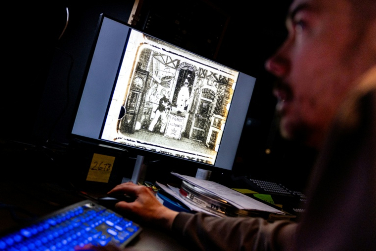 Un spécialiste de la préservation numérique des films présente une diapositive restaurée du film "Gugusse et l'Automate" du Français Georges Méliès au Centre national de conservation audiovisuelle de la Bibliothèque du Congrès à Culpeper, en Virginie, le 2 avril 2026 ( AFP / Kent Nishimura )