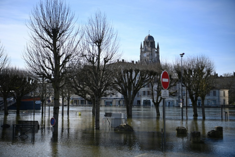 Les rives de la Charente inondées à Saintes, dans l'ouest de la France, le 24 février 2026 ( AFP / Christophe ARCHAMBAULT )