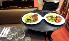 La restauration rapide, en croissance, met en difficulté la restauration traditionnelle mais ne la fait pas disparaître ( AFP / FRED TANNEAU )