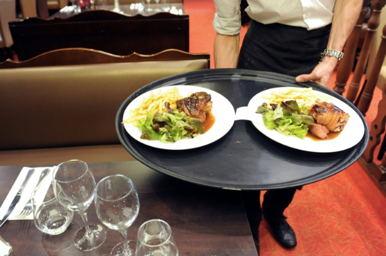 La restauration rapide, en croissance, met en difficulté la restauration traditionnelle mais ne la fait pas disparaître ( AFP / FRED TANNEAU )
