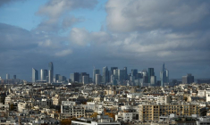 Une vue montre le quartier d'affaires de La Défense et les toits du 16e arrondissement de Paris