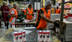 Des ouvrières fabriquent et emballent des produits cosmétiques dans l'usine Kaera, située dans la zone industrielle de Yopougon, en périphérie d'Abidjan, capitale économique de la Côte d'Ivoire, le 7 juillet 2026 ( AFP / Issouf SANOGO )