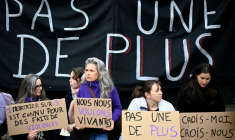 Manifestation organisée à Bordeaux par des associations féministes en marge du procès du meurtre de Chahinez Daoud, tuée par son mari, le 24 mars 2025 ( AFP / Christophe ARCHAMBAULT )