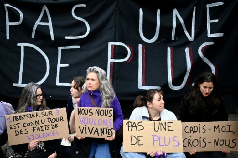 Manifestation organisée à Bordeaux par des associations féministes en marge du procès du meurtre de Chahinez Daoud, tuée par son mari, le 24 mars 2025 ( AFP / Christophe ARCHAMBAULT )