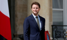 Le ministre délégué aux Transports, Clément Beaune, quitte le Palais de l'Elysée après la réunion hebdomadaire du cabinet, à Paris