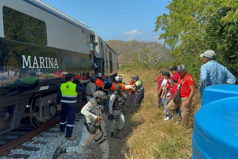 Des soldats et des membres de la protection civile portent secours aux passagers d'un train accidenté, à Nizanda, dans l'Etat d'Oaxaca au Mexique, le 28 décembre 2025 ( AFP / Rusvel RASGADO )