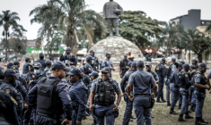 Des membres du South African Police Service (SAPS) se rassemblent à l’approche des manifestations prévues par le mouvement March and March contre la présence de migrants sans papiers en Afrique du Sud, à Durban, le 30 juin 2026 ( AFP / Marco LONGARI )