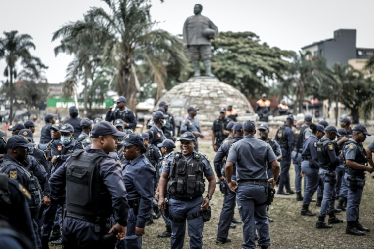 Des membres du South African Police Service (SAPS) se rassemblent à l’approche des manifestations prévues par le mouvement March and March contre la présence de migrants sans papiers en Afrique du Sud, à Durban, le 30 juin 2026 ( AFP / Marco LONGARI )