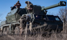 Des militaires ukrainiens se préparent à tirer un obusier automoteur Dana