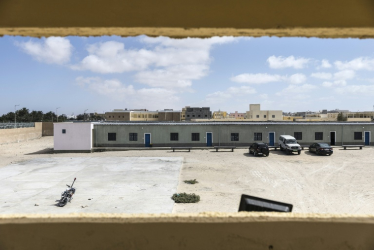 Vue de la cour d'un Centre d'Accueil Temporaire des Etrangers (CATE) à Nouadhibou, le 23 avril 2026. ( AFP / PATRICK MEINHARDT )