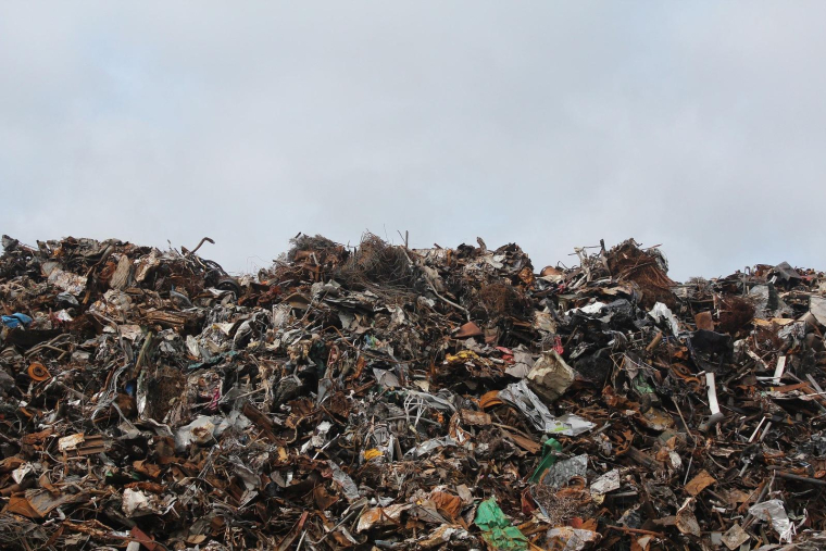 Les voisins du propriétaire le soupçonnent d'enfouir des déchets sous terre, provoquant une pollution des sols. (illustration) (Pixabay / Pexels)