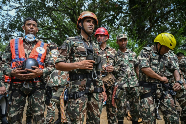 Des militaires déployés pour porter secours après la crue meurtrière du 26 août, le 29 août 2026, au Népal ( AFP / Arun SANKAR )