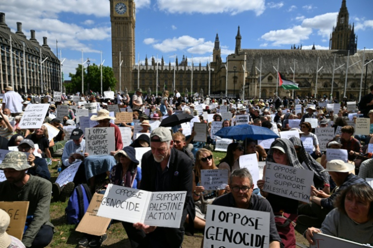 Un manifestant est emmené par des policiers lors d'une manifestation « Lift The Ban » (Lève l'interdiction) en soutien au groupe interdit Palestine Action, qui réclame la levée de l'interdiction récemment imposée, sur Parliament Square, dans le centre de Londres, le 9 août 2025 ( AFP / Chris J Ratcliffe )