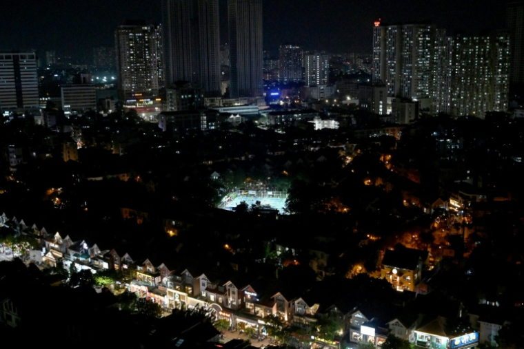 Le terrain de pickleball d'une résidence éclairé de nuit à Hanoï, le 23 décembre 2025 ( AFP / Nhac NGUYEN )