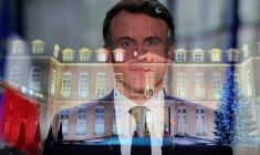 Emmanuel Macron apparaît à l’écran pour prononcer son allocution télévisée du Nouvel An à la nation depuis le palais de l’Élysée, à Paris, le 31 décembre 2024 ( AFP / Kiran RIDLEY )