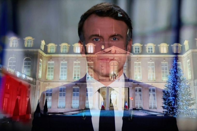 Emmanuel Macron apparaît à l’écran pour prononcer son allocution télévisée du Nouvel An à la nation depuis le palais de l’Élysée, à Paris, le 31 décembre 2024 ( AFP / Kiran RIDLEY )