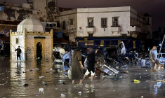 Des personnes traversent une place dans la ville côtière marocaine de Safi après une crue soudaine causée par des pluies torrentielles, le 14 décembre. ( AFP / - )