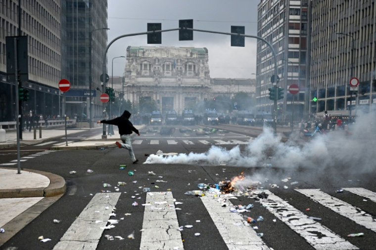 Heurts entre police et manifestants à Milan, le 22 septembre 2025 ( AFP / PIERO CRUCIATTI )