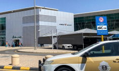 Un véhicule de sécurité garé devant l'aéroport de Tabuk en Arabie saoudite, le 30 septembre 2026 ( AFP / - )