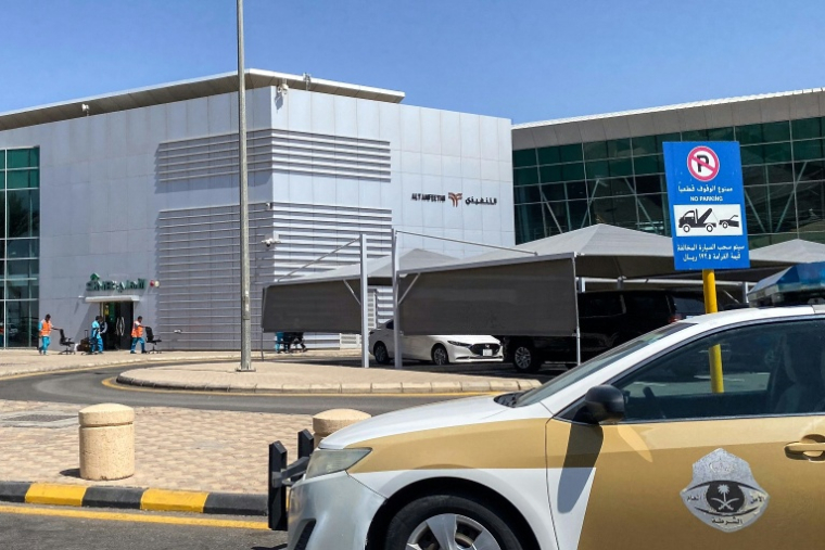 Un véhicule de sécurité garé devant l'aéroport de Tabuk en Arabie saoudite, le 30 septembre 2026 ( AFP / - )