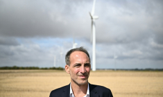 Raphaël Glucksmann en visite au parc éolien d'Aunis à Saint-Jean-de-Liversay, en Charente-Maritime, le 25 août 2026 ( AFP / Christophe ARCHAMBAULT )