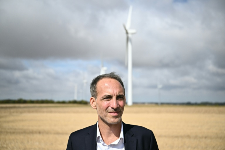 Raphaël Glucksmann en visite au parc éolien d'Aunis à Saint-Jean-de-Liversay, en Charente-Maritime, le 25 août 2026 ( AFP / Christophe ARCHAMBAULT )
